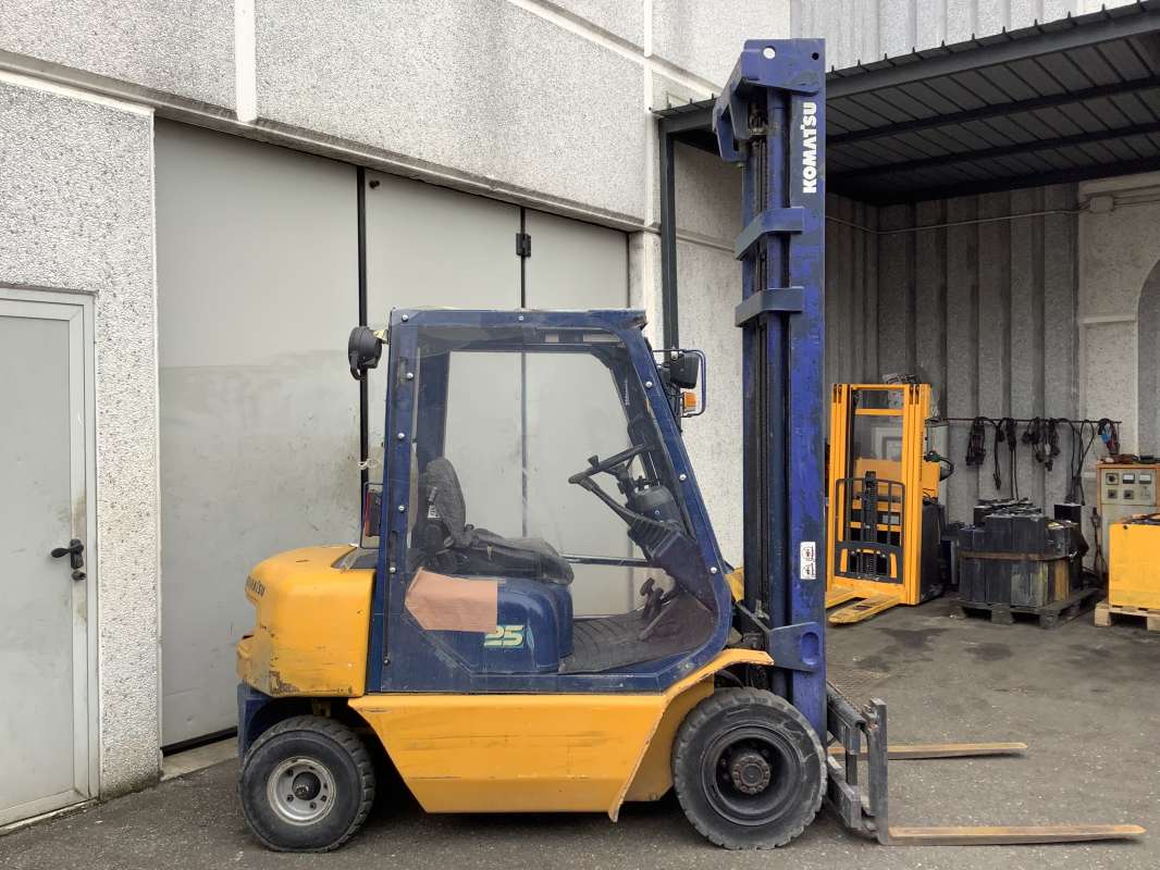 Komatsu-FD25T